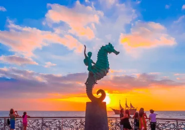 malecon-escultura-caballito-de-mar-puerto-vallarta